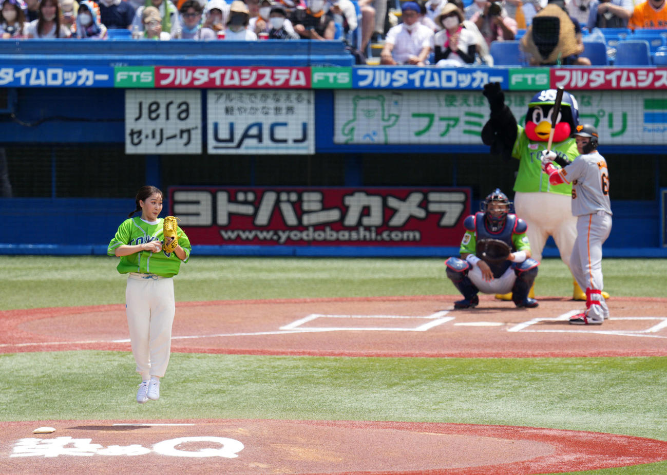 ヤクルト対巨人　始球式に登場しマウンドでジャンプを披露する樋口（左）（撮影・横山健太）