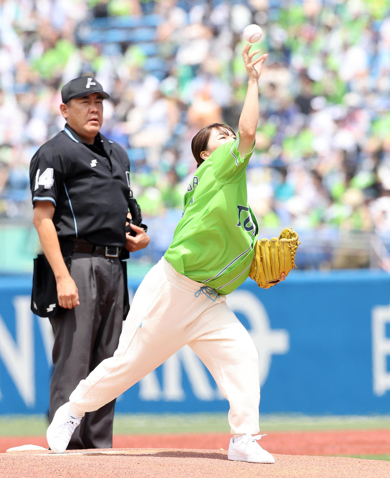 ヤクルト対巨人　始球式に臨むフィギュアスケートの樋口新葉（撮影・鈴木正人）