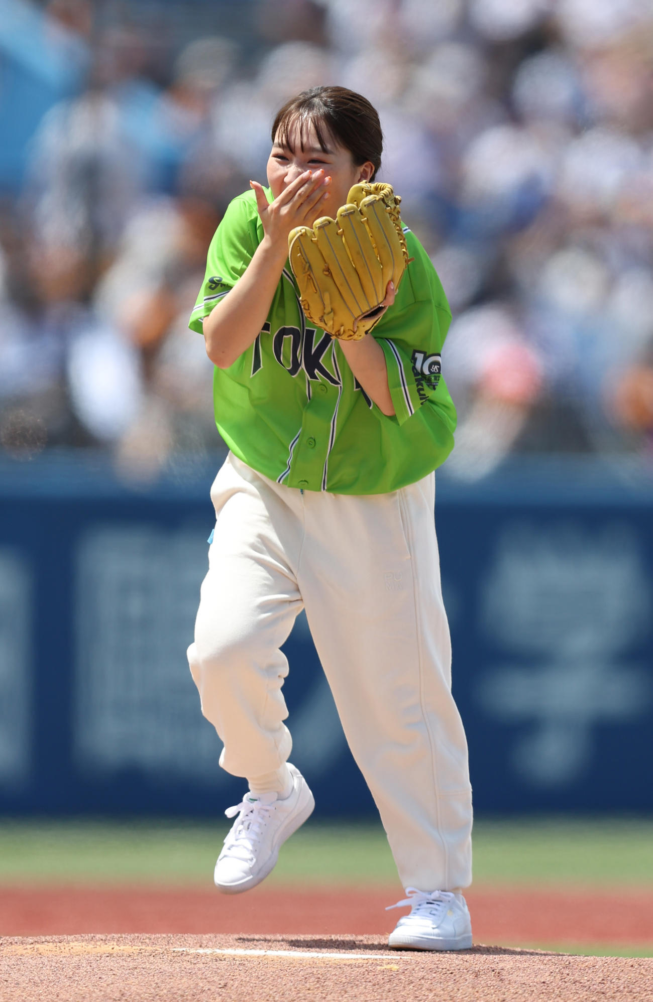 ヤクルト対巨人　始球式を務める北京五輪フィギュアスケート日本代表の樋口新葉は投球後に笑顔を見せて喜ぶ（撮影・狩俣裕三）