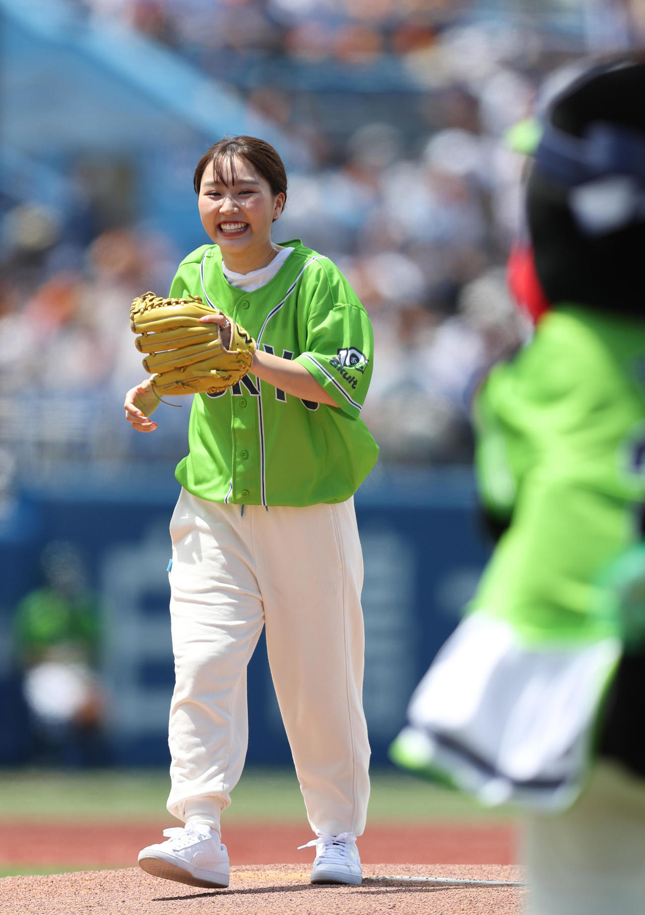 ヤクルト対巨人　始球式を務める北京五輪フィギュアスケート日本代表の樋口新葉は投球後に笑顔を見せて喜ぶ（撮影・狩俣裕三）