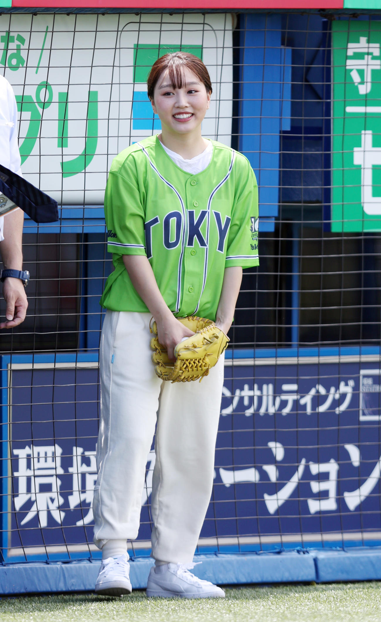 ヤクルト対巨人　始球式の出番を待つ北京五輪フィギュアスケート日本代表の樋口新葉（撮影・狩俣裕三）