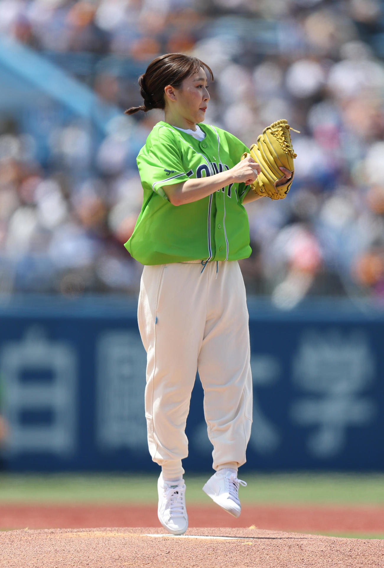 ヤクルト対巨人　始球式を務める北京五輪フィギュアスケート日本代表の樋口新葉は投球前にマウンドで1回転ジャンプする（撮影・狩俣裕三）