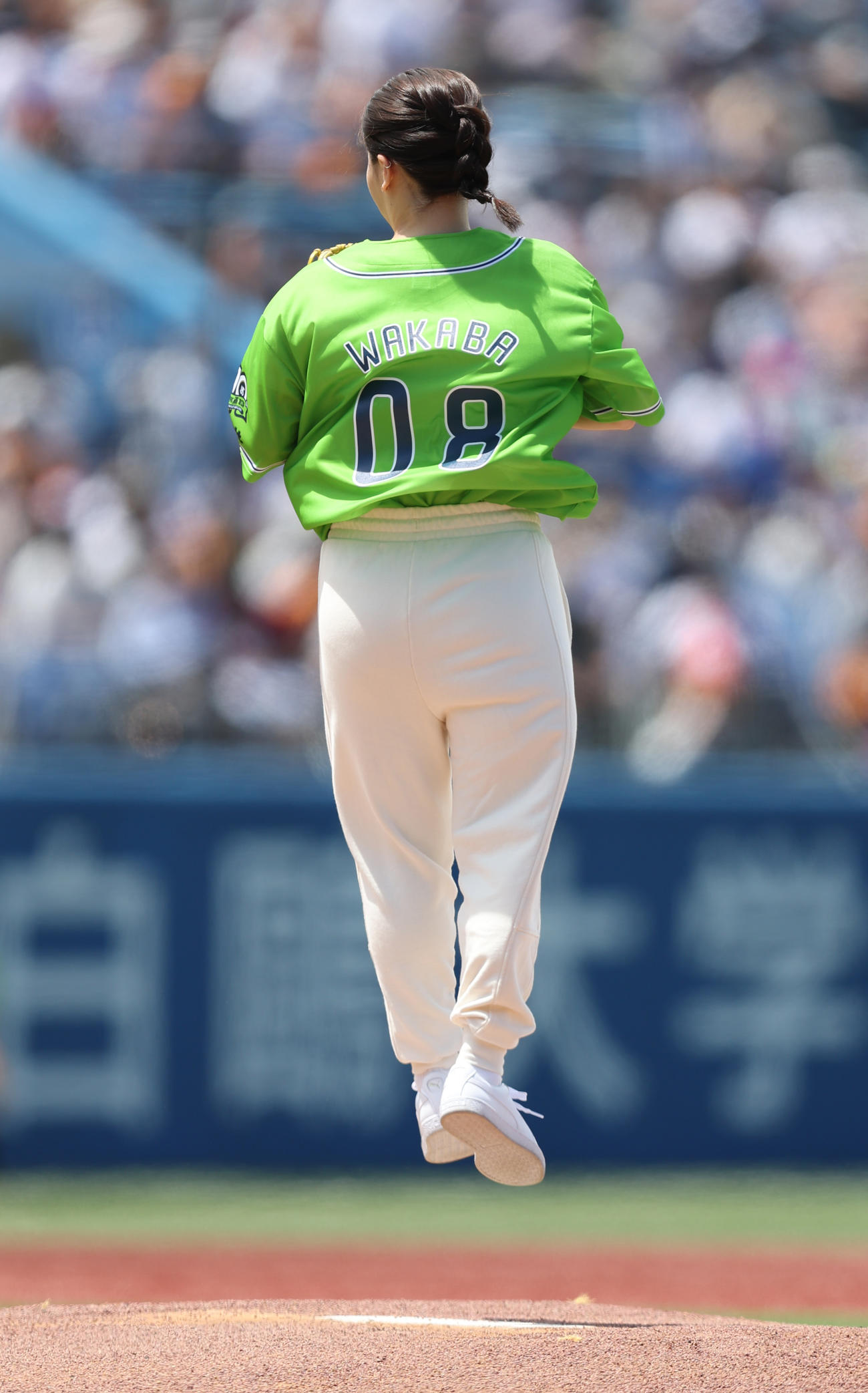 ヤクルト対巨人　始球式を務める北京五輪フィギュアスケート日本代表の樋口新葉は投球前にマウンドで1回転ジャンプする（撮影・狩俣裕三）