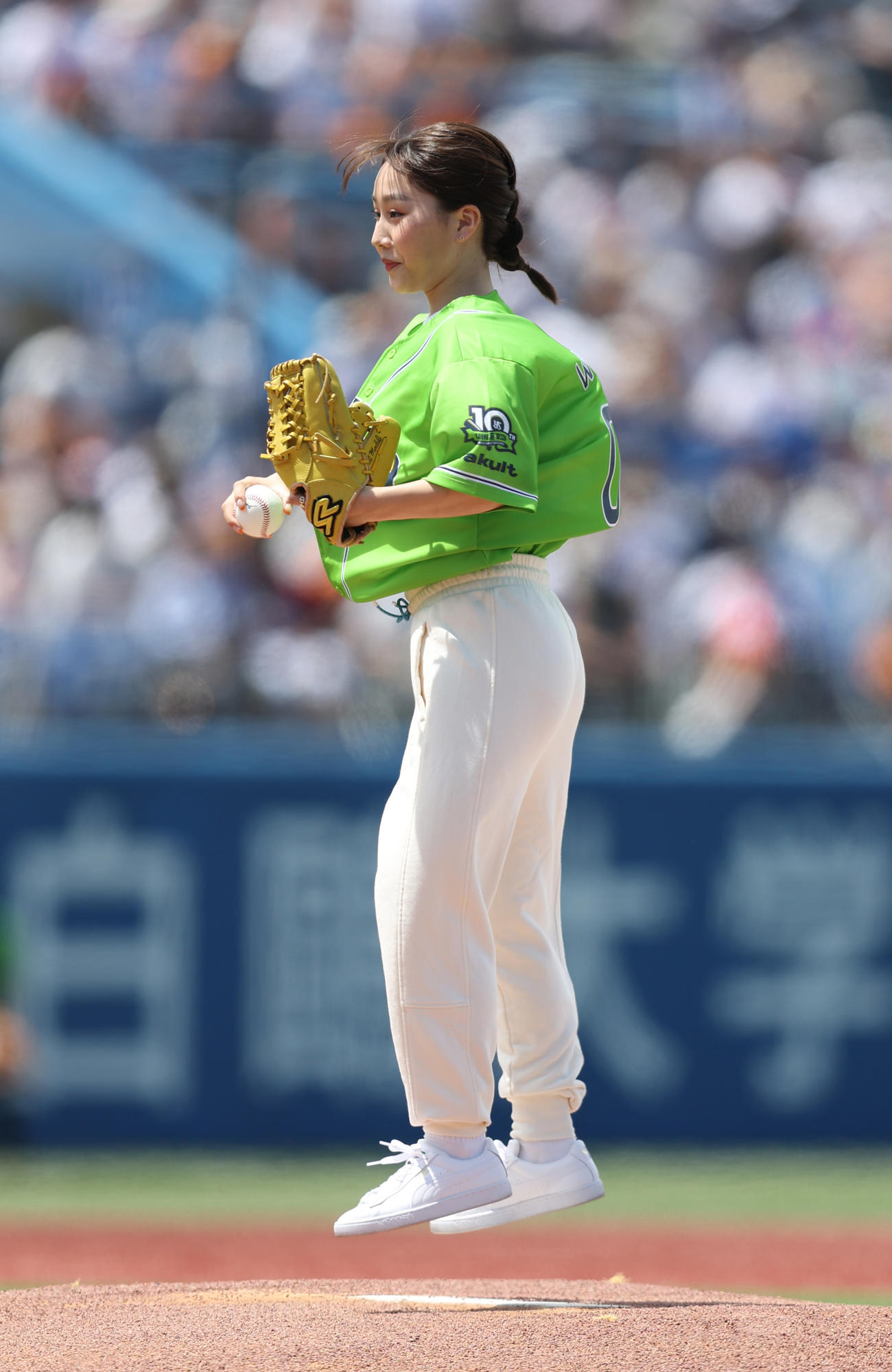 ヤクルト対巨人　始球式を務める北京五輪フィギュアスケート日本代表の樋口新葉は投球前にマウンドで1回転ジャンプする（撮影・狩俣裕三）