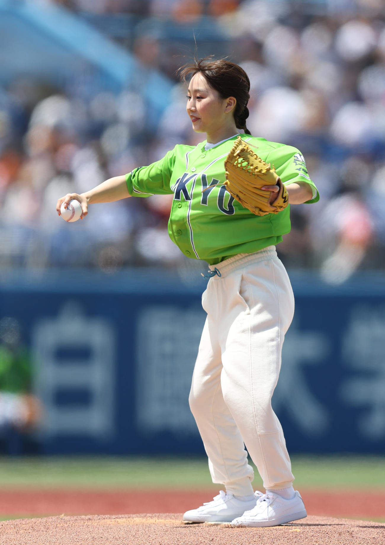 ヤクルト対巨人　始球式を務める北京五輪フィギュアスケート日本代表の樋口新葉は投球前にマウンドで1回転ジャンプする（撮影・狩俣裕三）