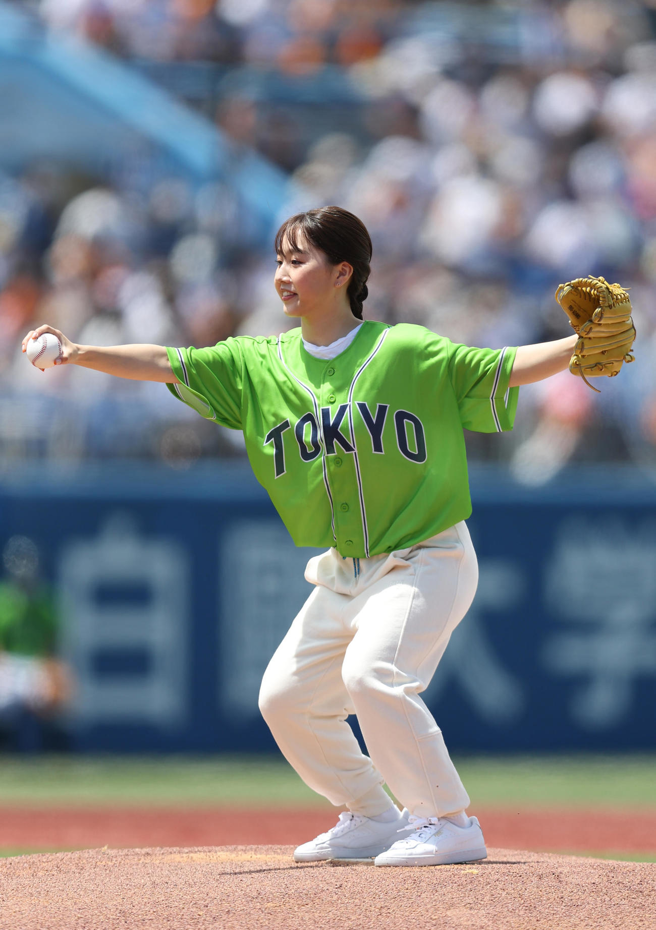 ヤクルト対巨人　始球式を務める北京五輪フィギュアスケート日本代表の樋口新葉は投球前にマウンドで1回転ジャンプする（撮影・狩俣裕三）