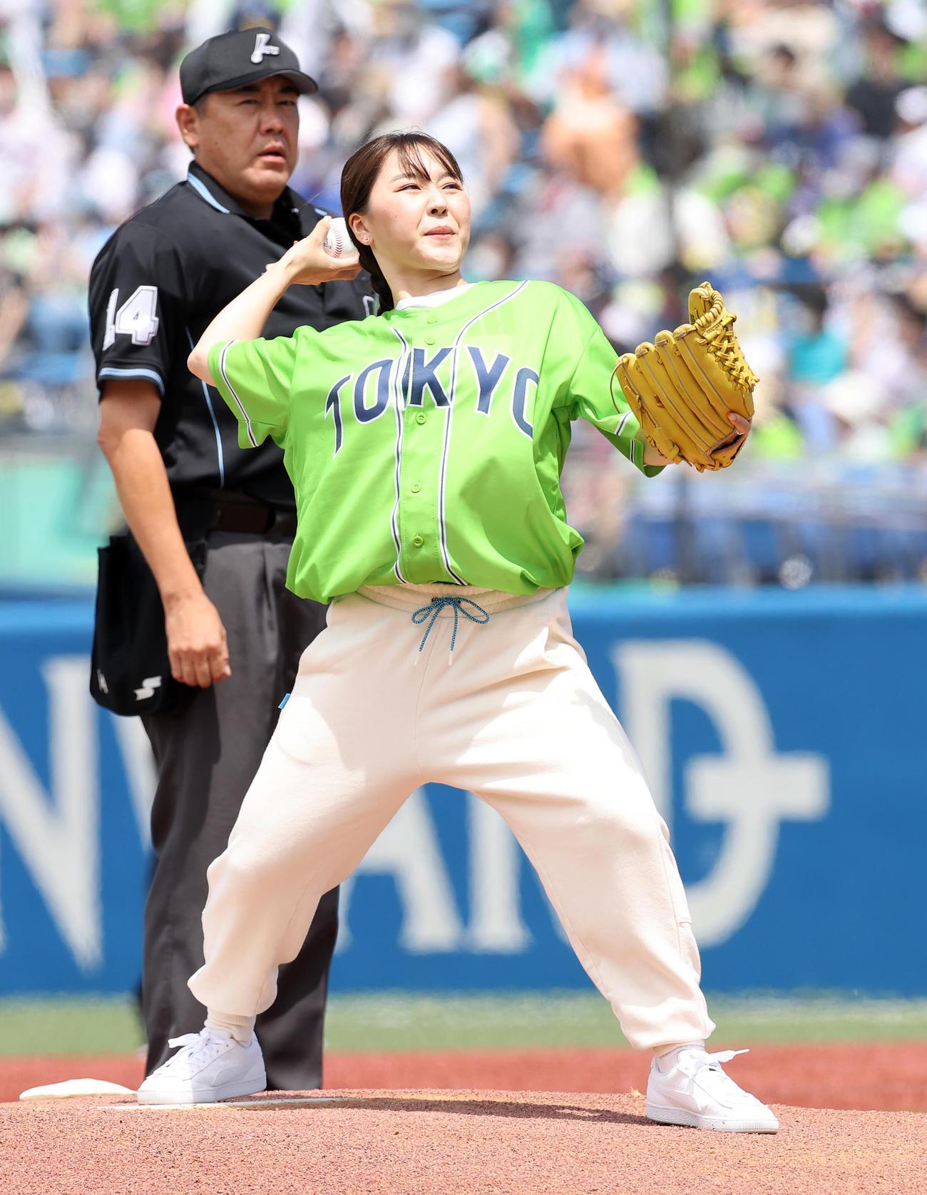 ヤクルト対巨人　始球式に臨むフィギュアスケートの樋口新葉（撮影・鈴木正人）