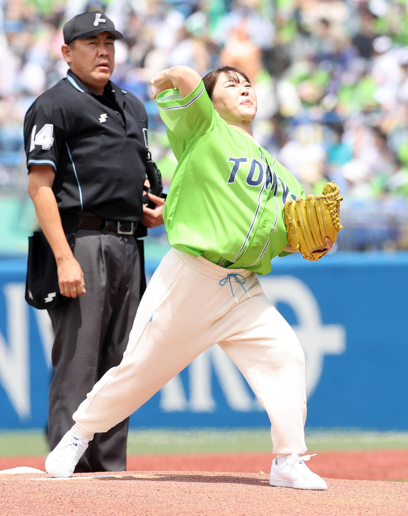 ヤクルト対巨人　始球式に臨むフィギュアスケートの樋口新葉（撮影・鈴木正人）