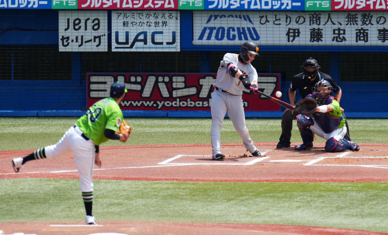ヤクルト対巨人　1回表巨人無死一塁、中前打を放つ丸（撮影・横山健太）