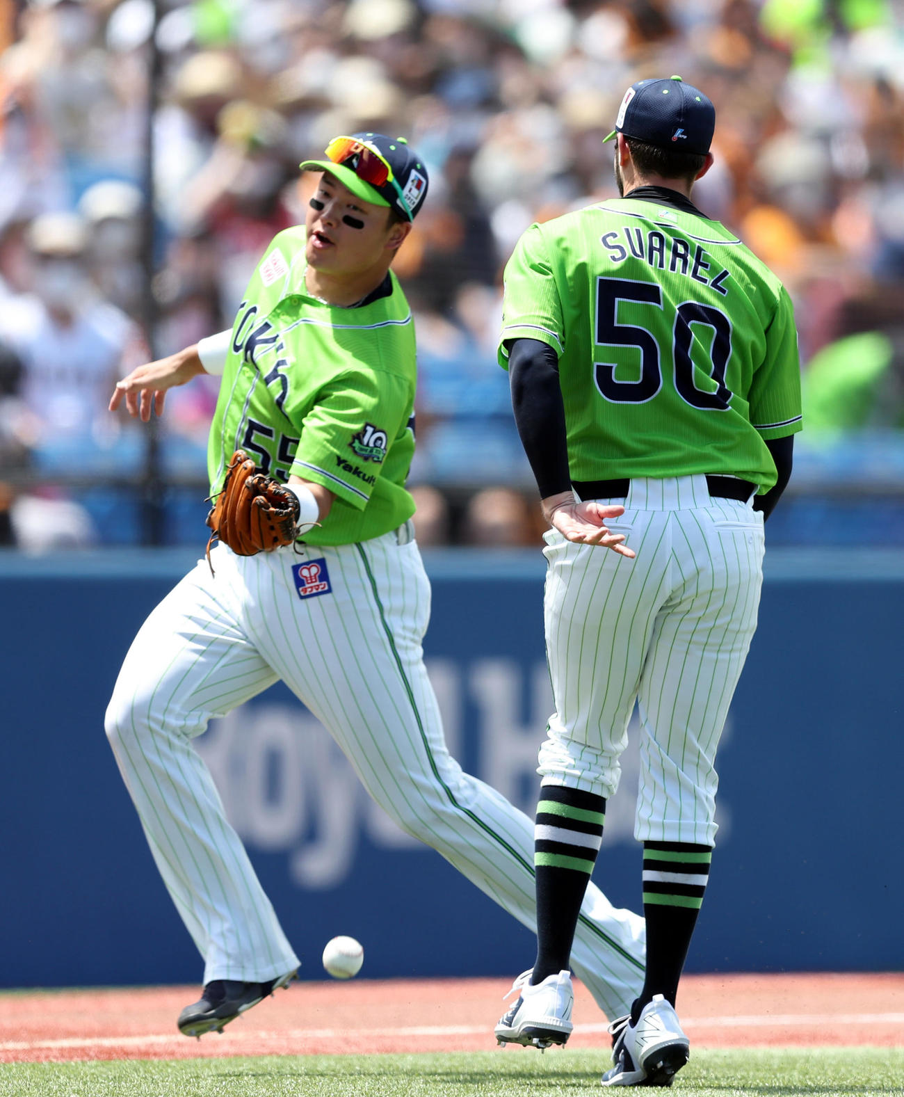 ヤクルト対巨人　1回表巨人無死、、増田陸のフライを落球する村上（左）。手前は先発スアレス（撮影・狩俣裕三）