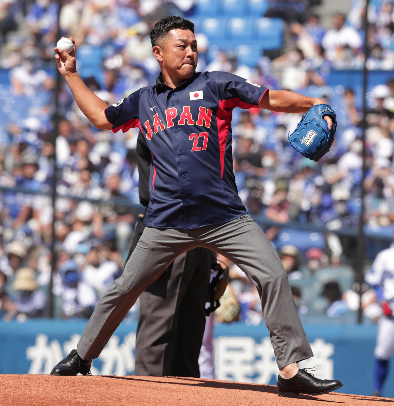 DeNA対広島　侍ジャパンデーで始球式を行う谷繁元信氏（撮影・野上伸悟）