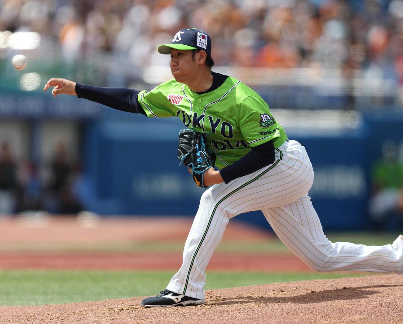 ヤクルト対巨人　3回表途中から登板するヤクルト2番手の小沢（撮影・狩俣裕三）