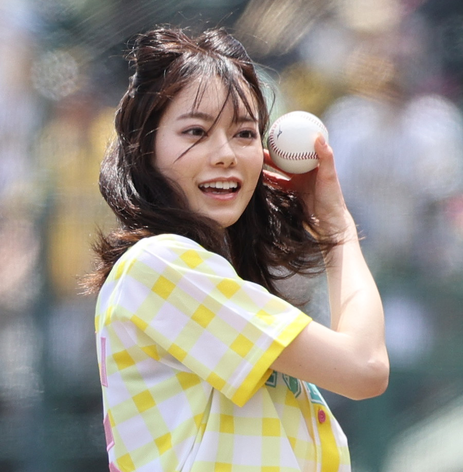 阪神対中日　ファーストピッチを行うなこなこカップルのなごみさん（撮影・上山淳一）