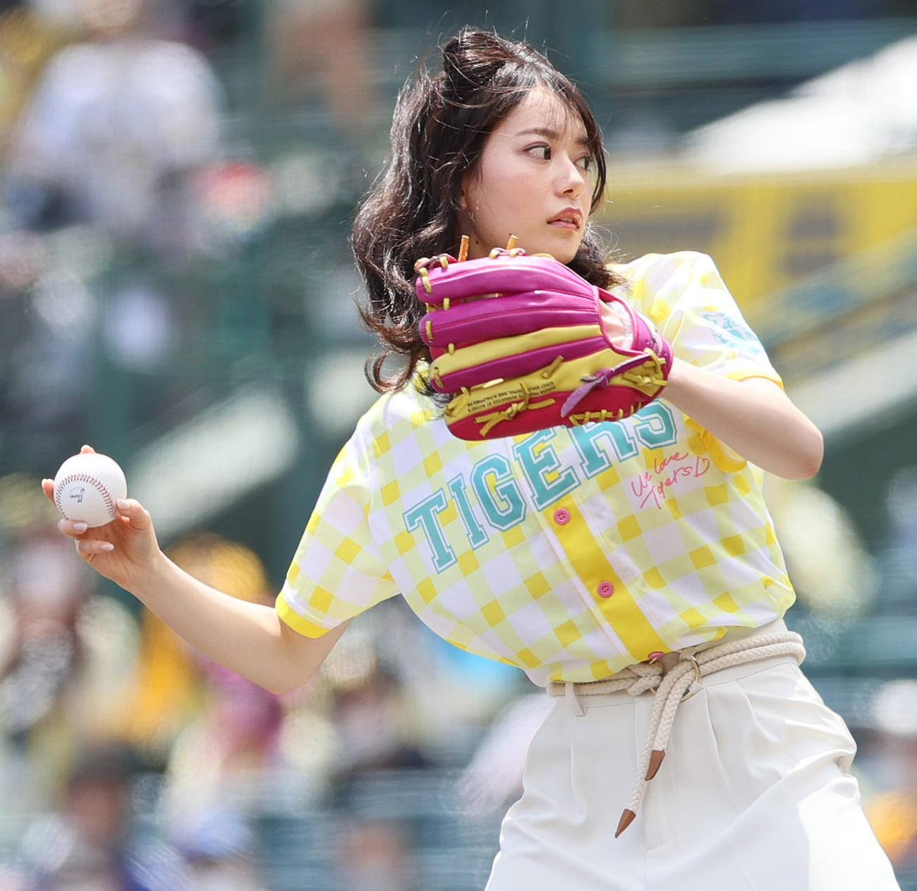 阪神対中日　ファーストピッチを行うなこなこカップルのなごみさん（撮影・上山淳一）