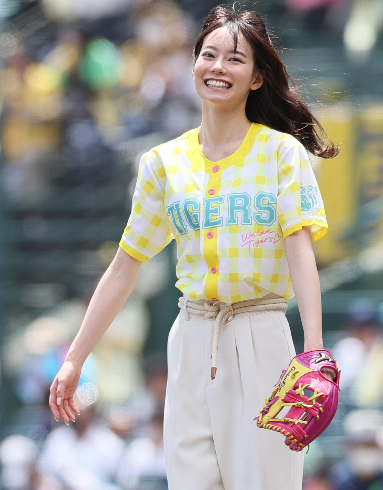 阪神対中日　ファーストピッチを行い笑顔を見せるなこなこカップルのなごみさん（撮影・上山淳一）