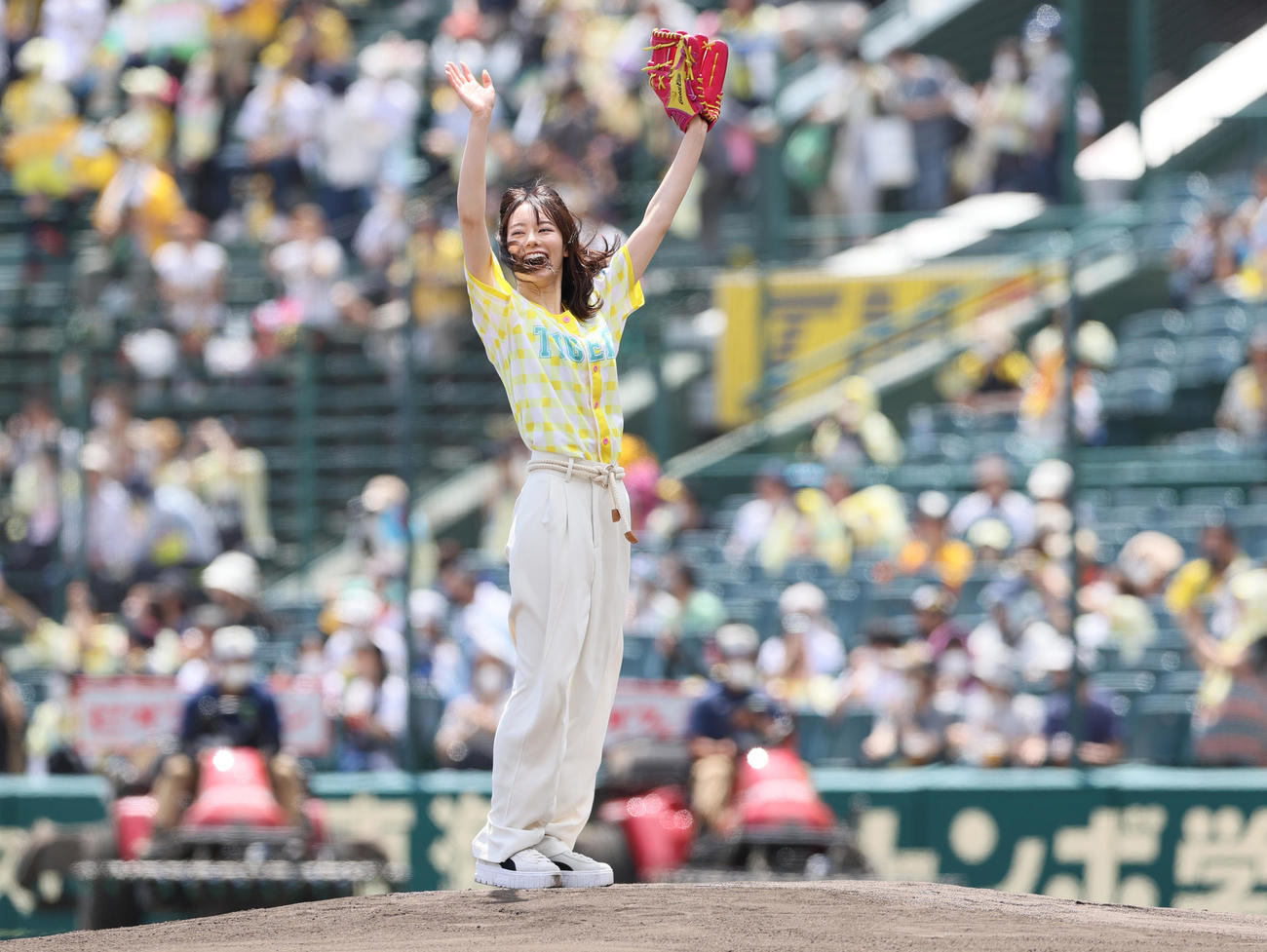 阪神対中日　ファーストピッチを行い笑顔で手をふるなこなこカップルのなごみさん（撮影・上山淳一）