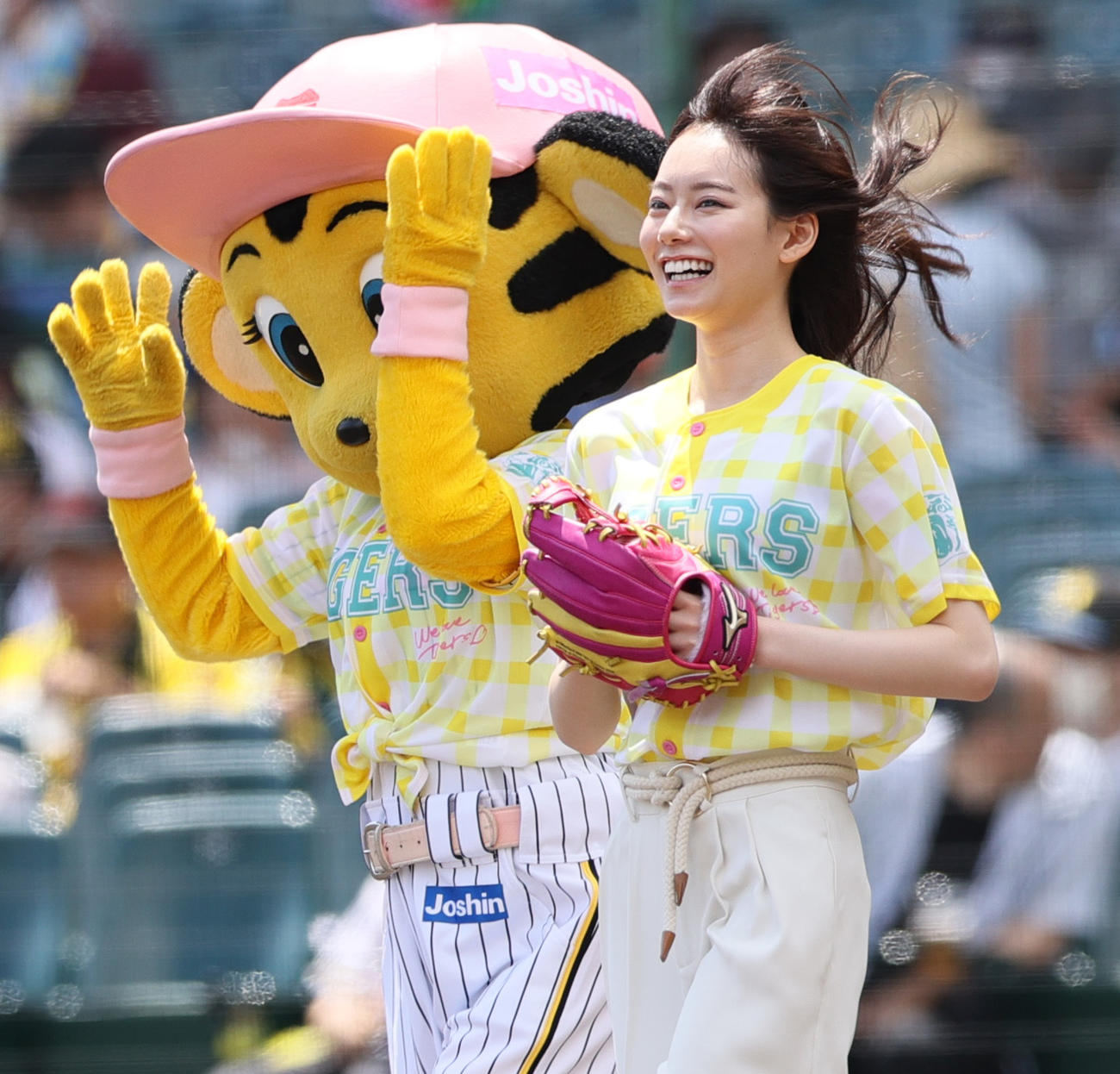 阪神対中日　「TORACOデー」でファーストピッチでマウンドへ向かうなこなこカップルのなごみさん（撮影・上山淳一）