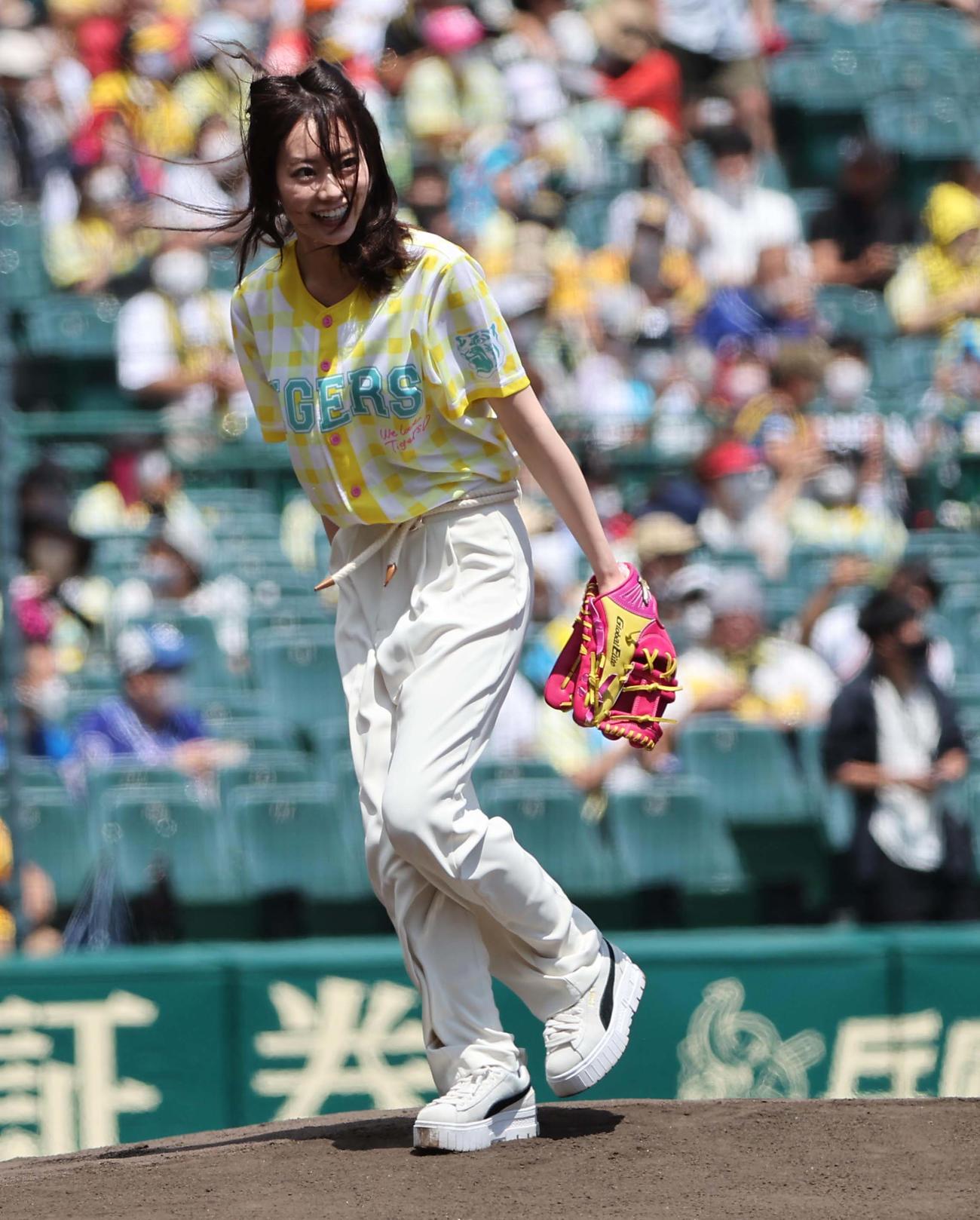 阪神対中日　ファーストピッチセレモニーをつとめるユーチューバーのなこなこカップル・なごみさん（撮影・上田博志）