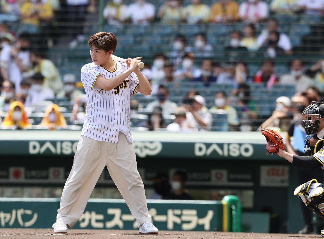 阪神対中日　ファーストピッチで打席に立つなこなこカップルのこーくん（撮影・上山淳一）