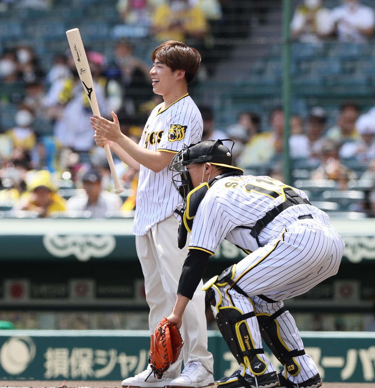 阪神対中日　ファーストピッチで打席で笑顔を見せるなこなこカップルのこーくん（撮影・上山淳一）