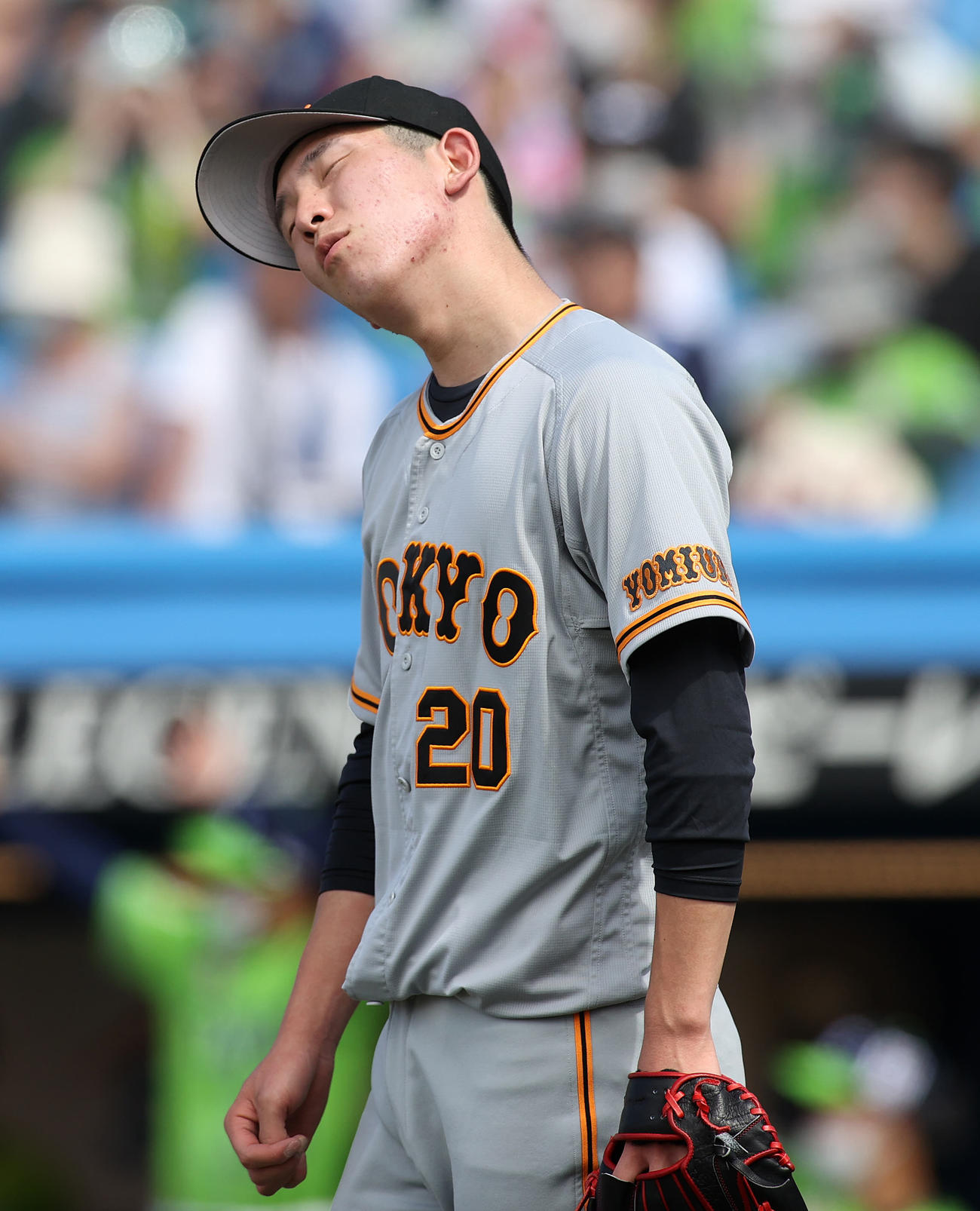 ヤクルト対巨人　3回裏ヤクルト2死一、二塁、オスナに中前適時打を放たれ悔しそうな表情を見せる巨人戸郷（撮影・鈴木正人）