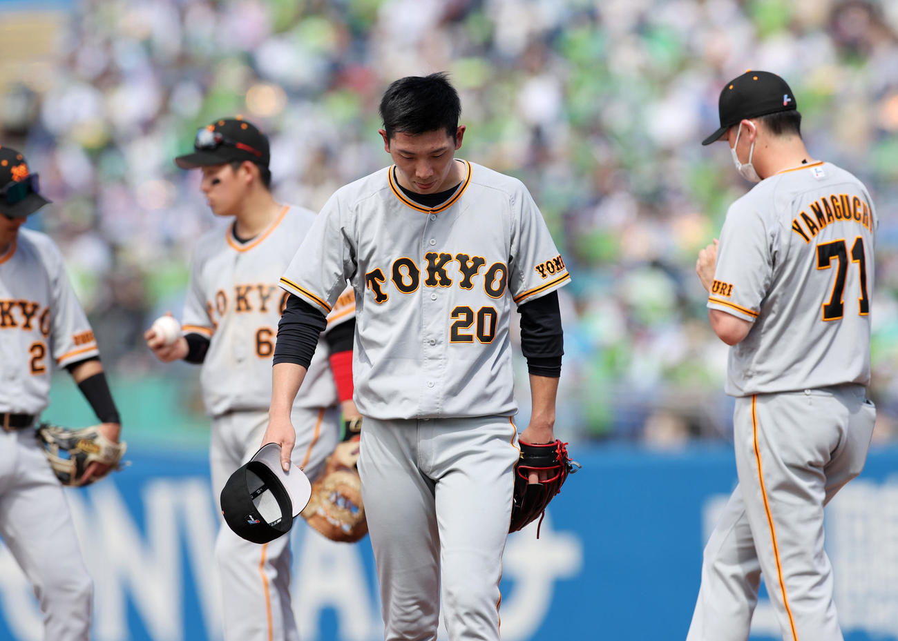 ヤクルト対巨人　3回裏、降板する巨人戸郷（撮影・鈴木正人）