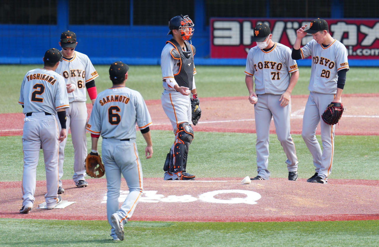 ヤクルト対巨人　3回裏途中で降板する巨人戸郷（右）（撮影・横山健太）