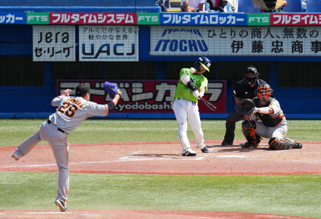 ヤクルト対巨人　3回裏ヤクルト2死一、三塁、右越え3点本塁打を放つ長岡（撮影・横山健太）