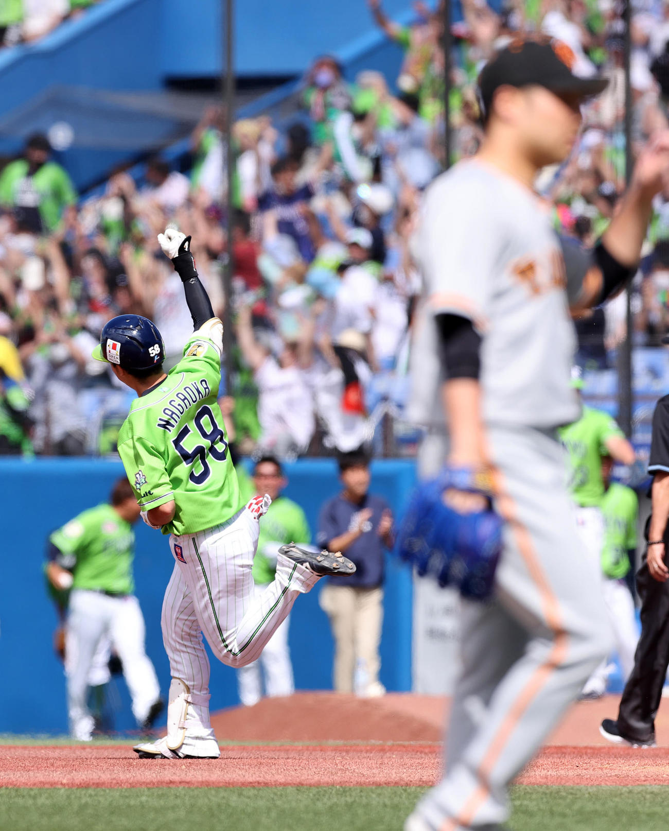 ヤクルト対巨人　3回裏ヤクルト2死一、三塁、長岡（左）は右越え3点本塁打を放ちガッツポーズ、右は巨人今村（撮影・鈴木正人）