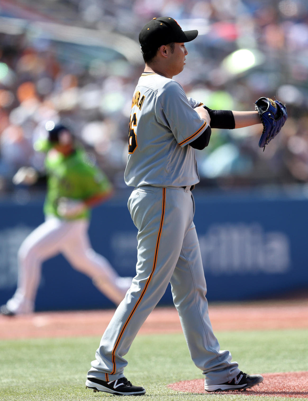 ヤクルト対巨人　3回裏ヤクルト2死一、三塁、長岡（後方）に3点本塁打を打たれる巨人2番手の今村（撮影・狩俣裕三）