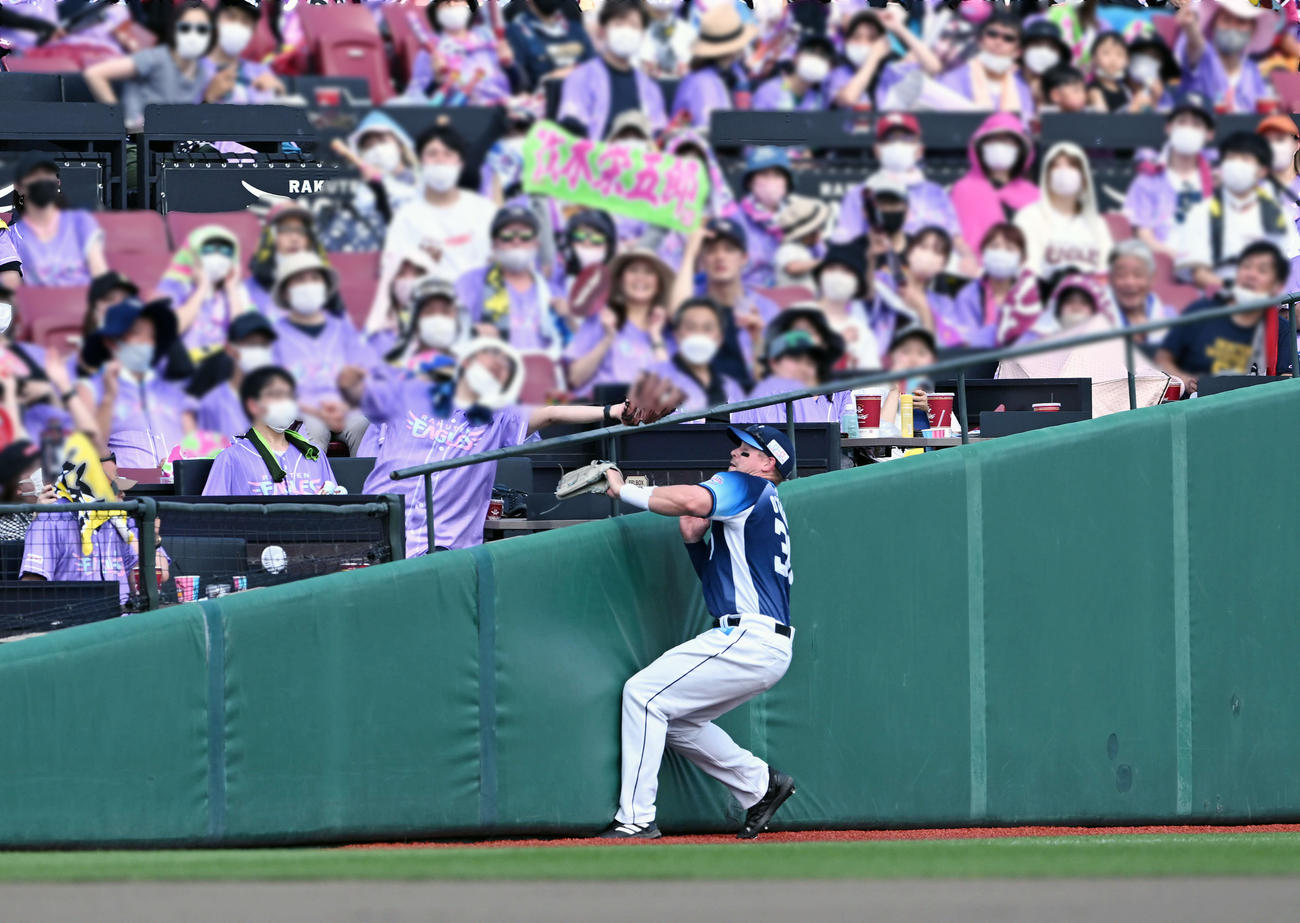 楽天対西武　６回裏西武無死、茂木の打球は観客に捕られアウトになる。左翼手オグレディ（撮影・滝沢徹郎）※写真は一部加工しています