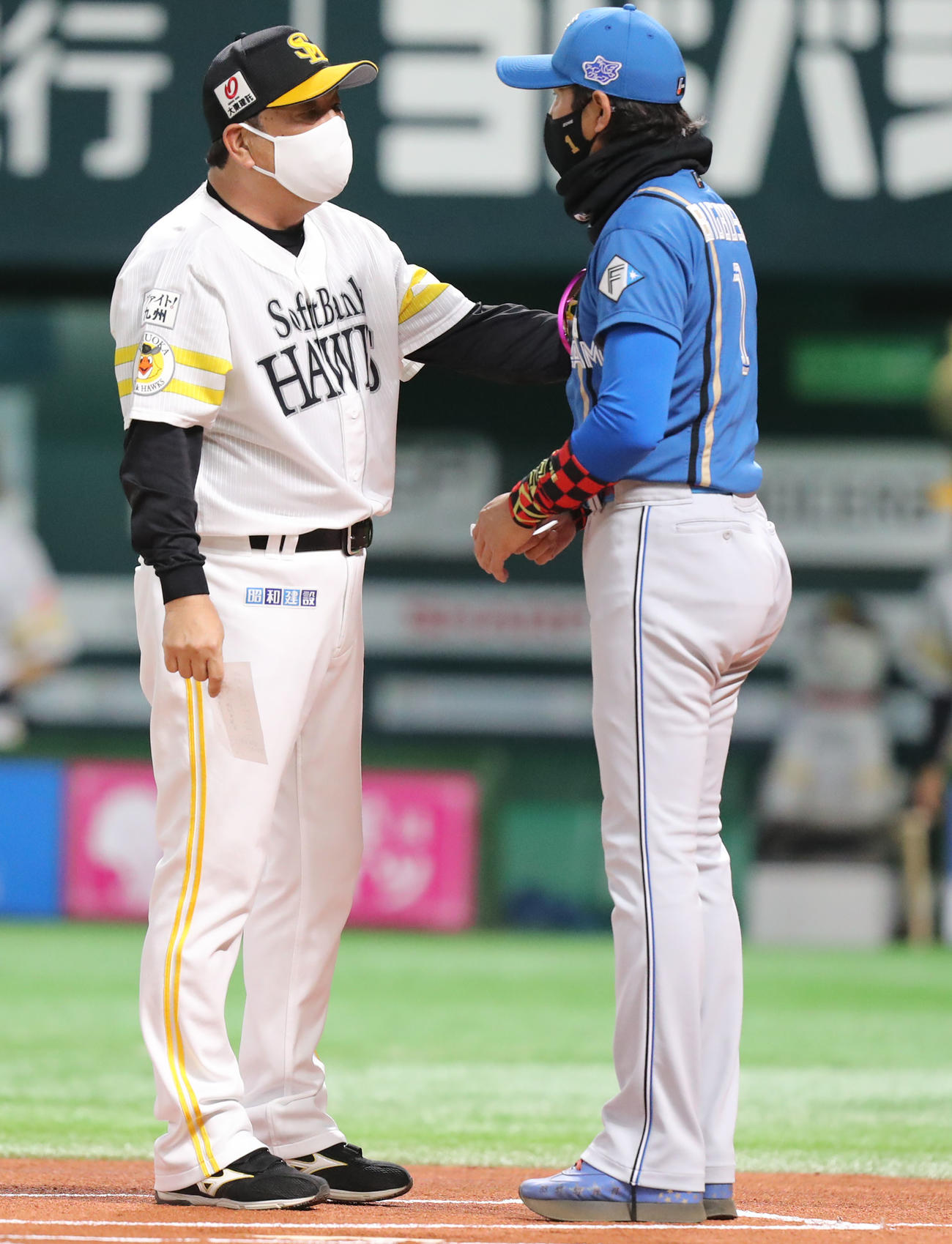 ソフトバンク対日本ハム　メンバー表交換後に話をする藤本監督（左）と新庄監督（撮影・屋方直哉）