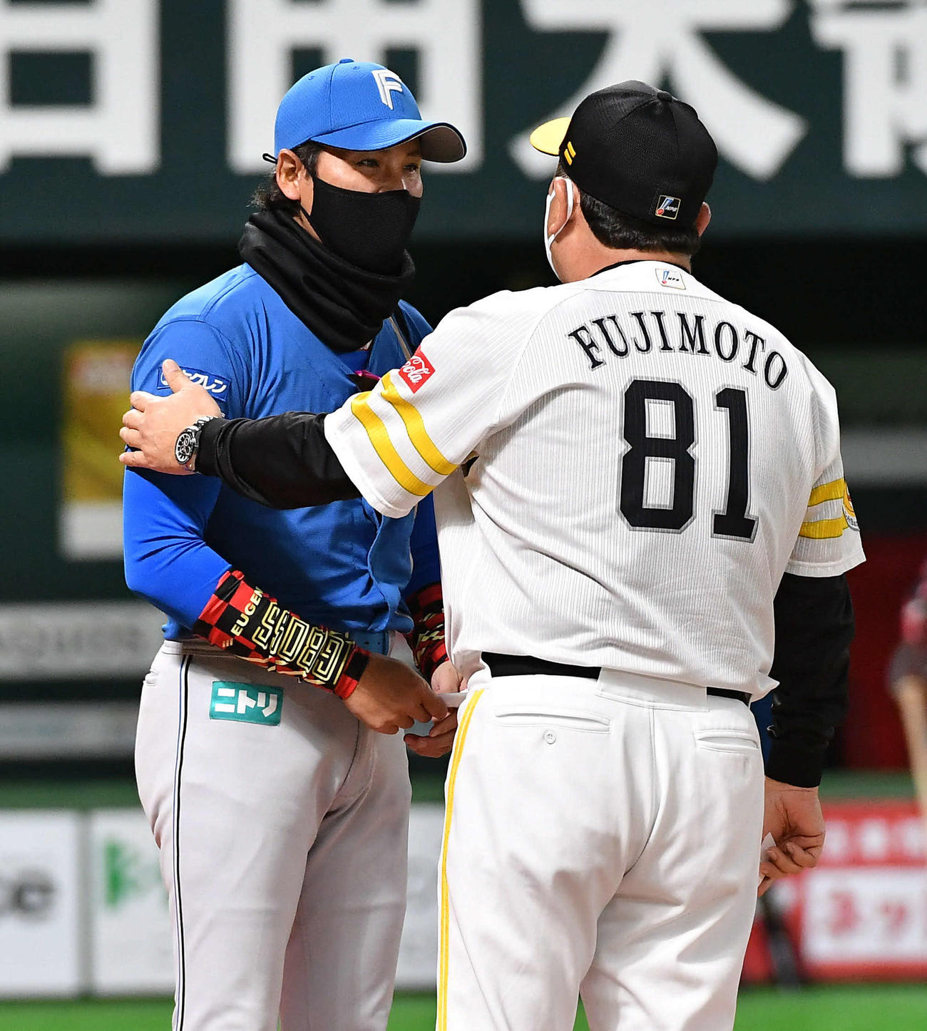 ソフトバンク対日本ハム　メンバー表交換を終え、ソフトバンク藤本監督（右）と話す日本ハム新庄監督（撮影・岩下翔太）