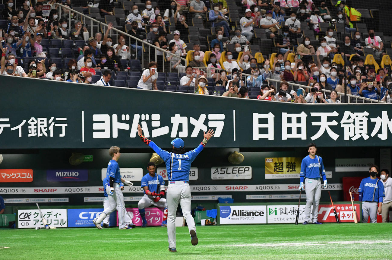 ソフトバンク対日本ハム　メンバー表交換を終え、スタンドのファンに手を振りながら引き揚げる新庄監督（撮影・岩下翔太）