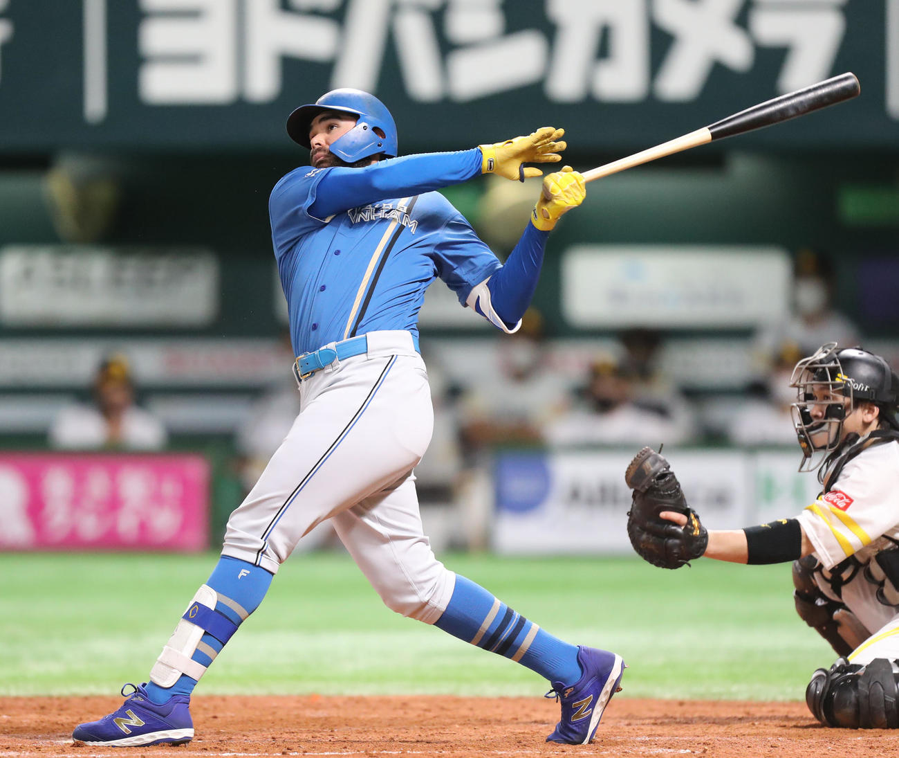 ソフトバンク対日本ハム　5回表日本ハム1死、ヌニエスは同点の左越え本塁打を放つ（撮影・屋方直哉）