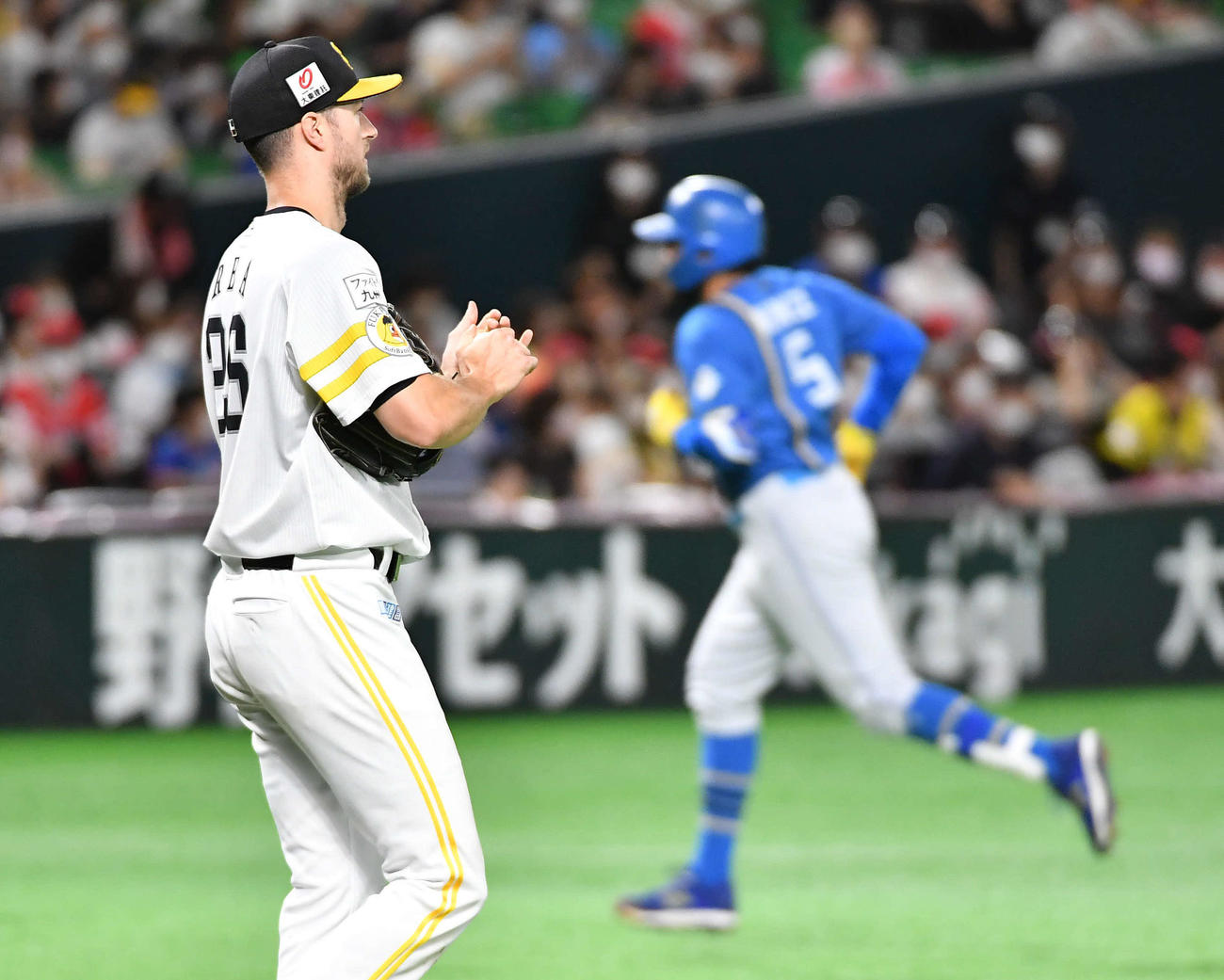 ソフトバンク対日本ハム　5回表日本ハム1死、ヌニエス（右）に同点の左越え本塁打を打たれたレイ（撮影・岩下翔太）