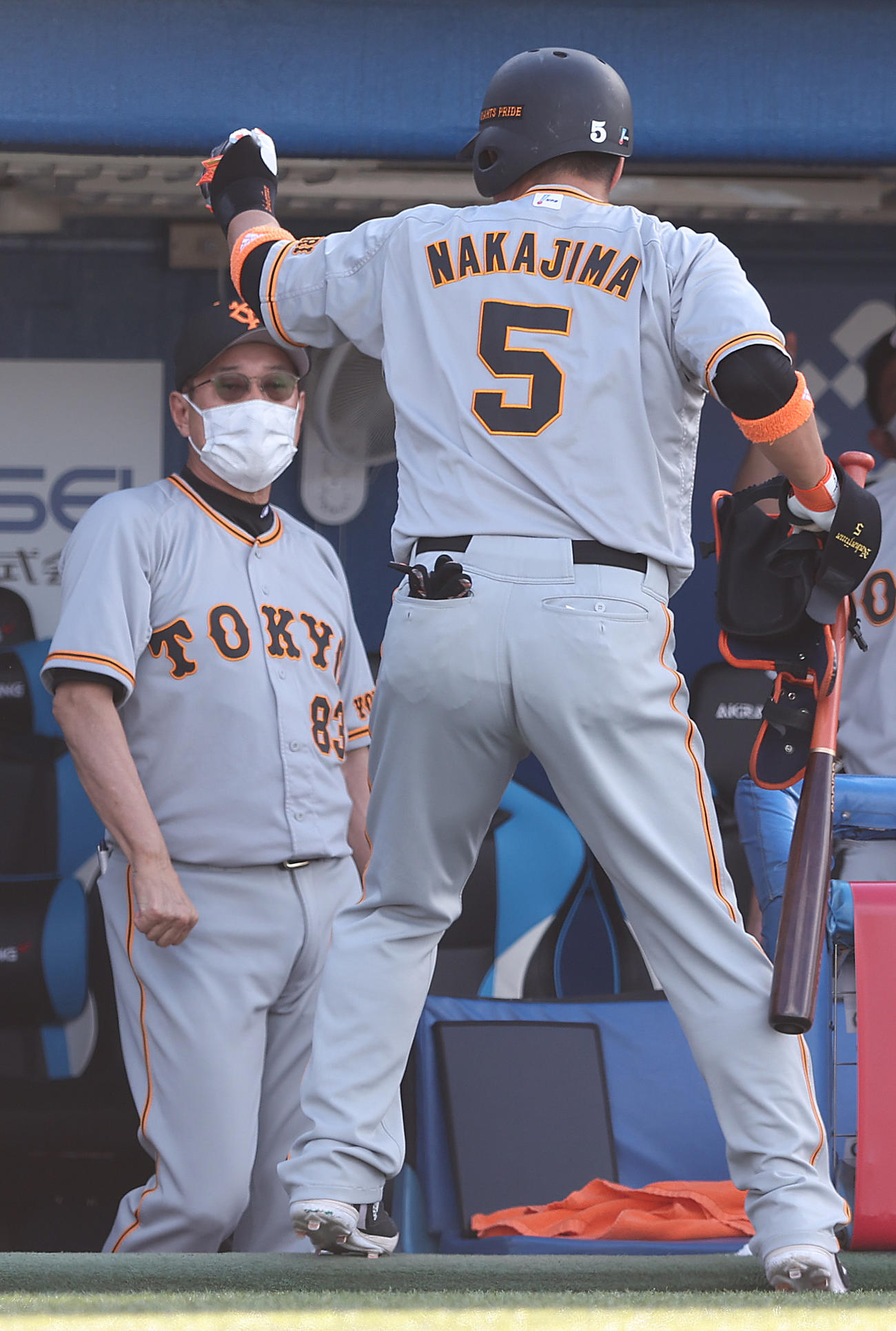ヤクルト対巨人　7回表巨人2死一、二塁、適時打を放った後、交代した中島（手前）を迎える原監督（撮影・狩俣裕三）