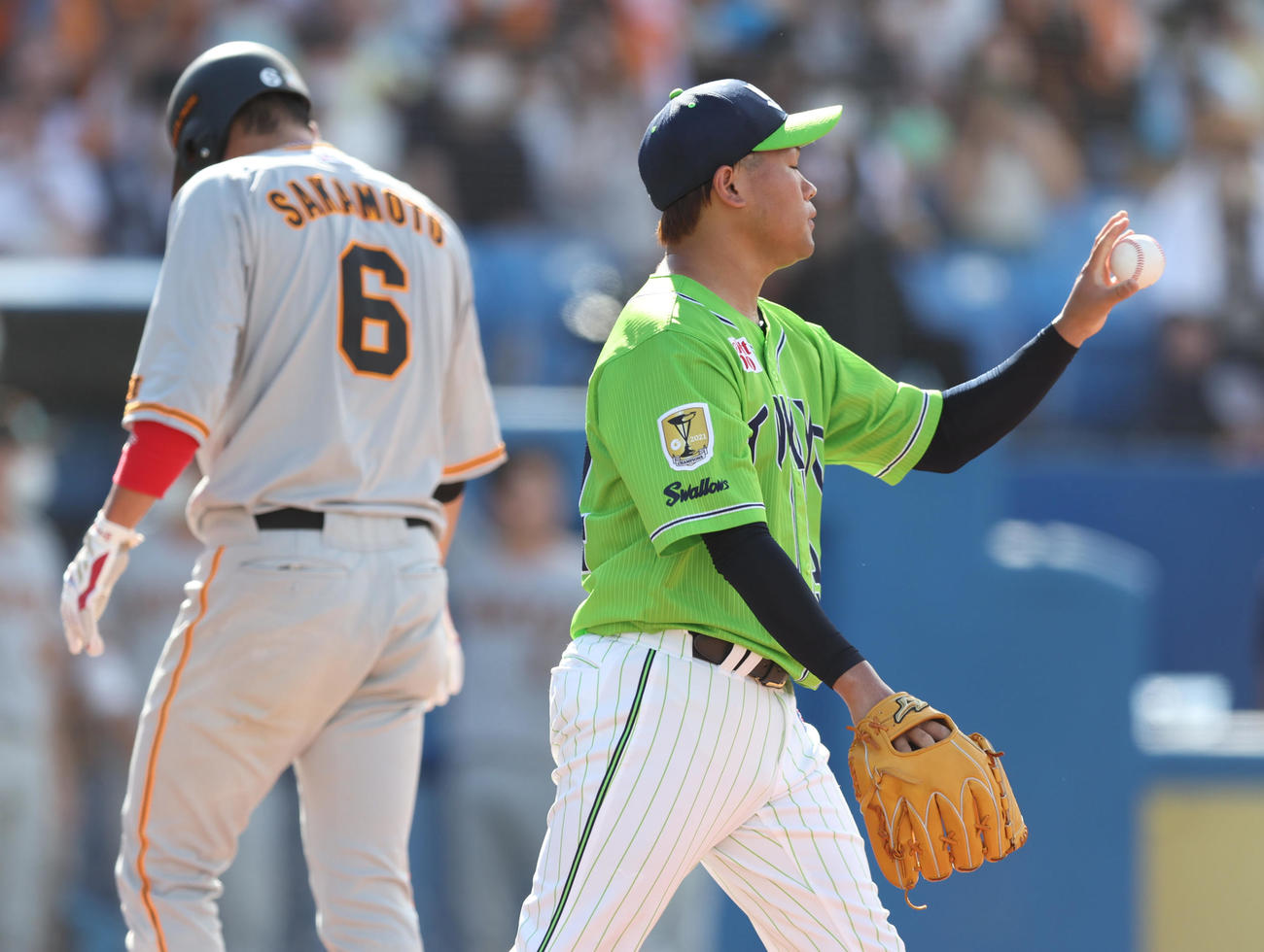 ヤクルト対巨人　7回表巨人2死一、二塁、中島に適時打を打たれる田口（右）。左は生還した坂本（撮影・狩俣裕三）