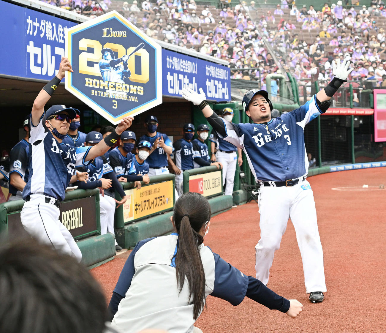 楽天対西武　4回表西武無死、通算200本塁打を放った山川（右）はベンチ前でポーズを決める（撮影・滝沢徹郎）