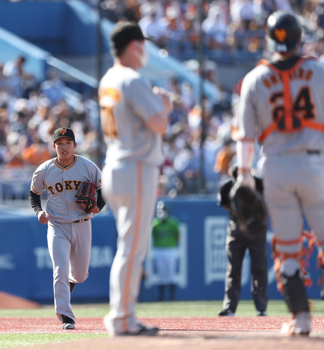 ヤクルト対巨人　7回裏途中から登板する赤星（撮影・狩俣裕三）