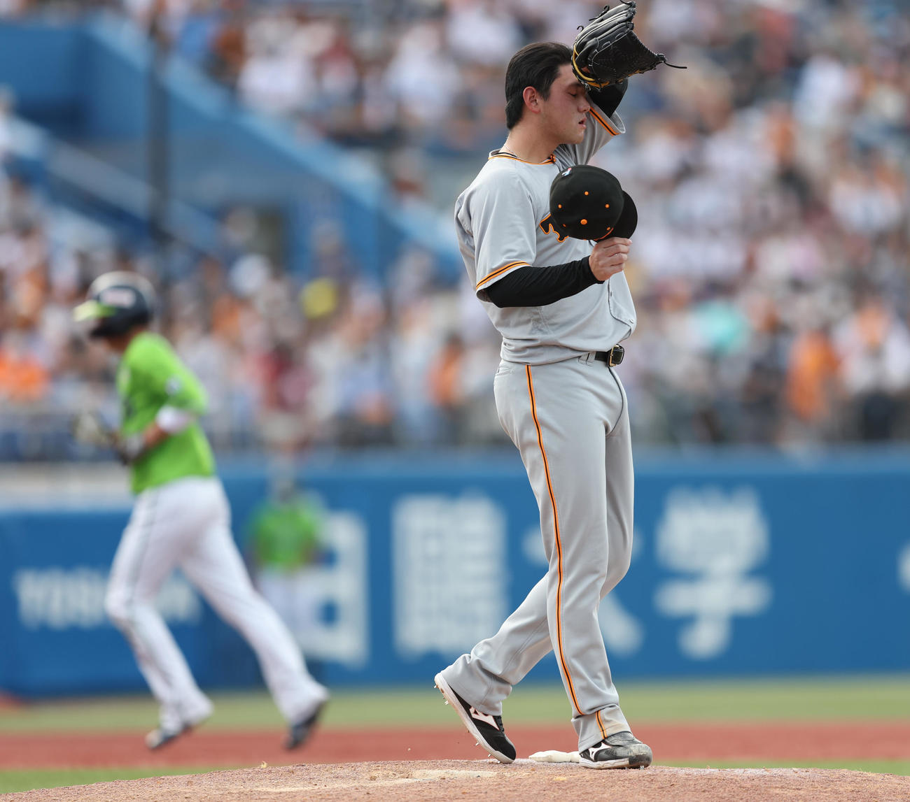 ヤクルト対巨人　8回裏ヤクルト1死一、三塁、村上（左）に3点本塁打を打たれる平内（撮影・狩俣裕三）