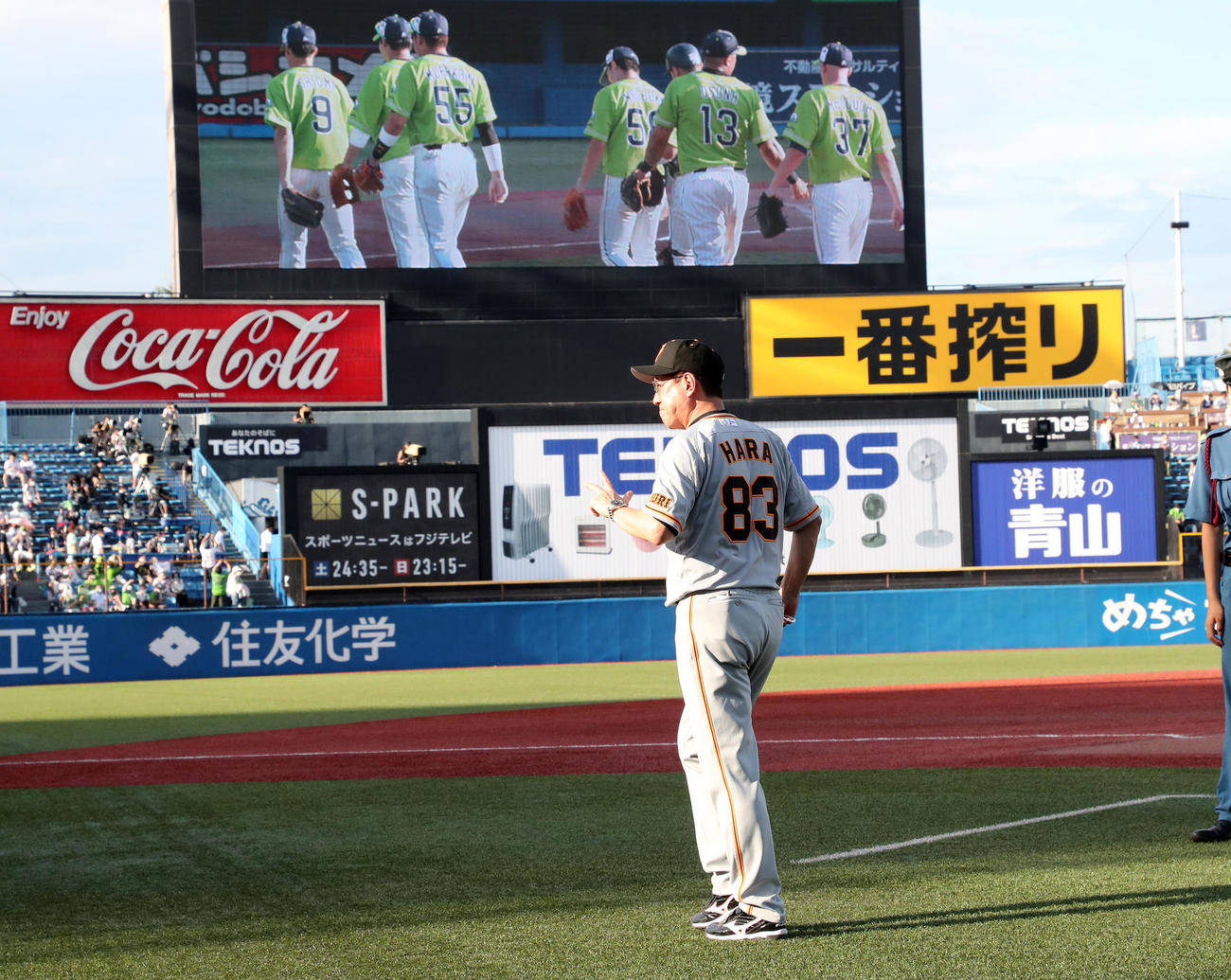 ヤクルト対巨人　敗戦し球場を引き揚げる巨人原監督（撮影・鈴木正人）
