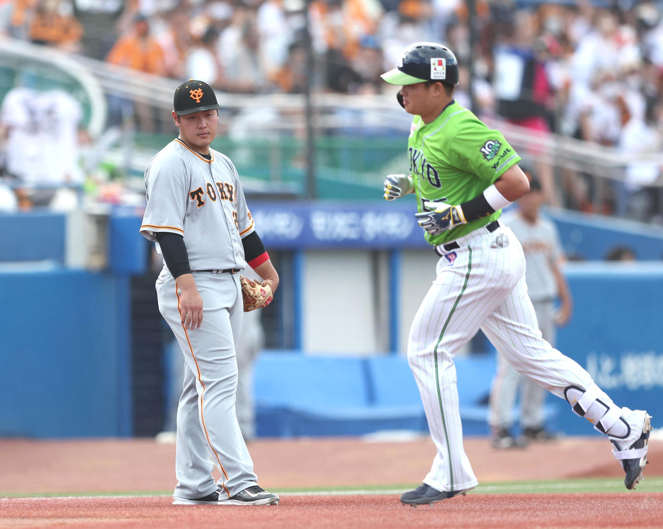 8回裏ヤクルト1死一、三塁、勝ち越し3ランを放った村上（右）を見つめる岡本和真（撮影・狩俣裕三）