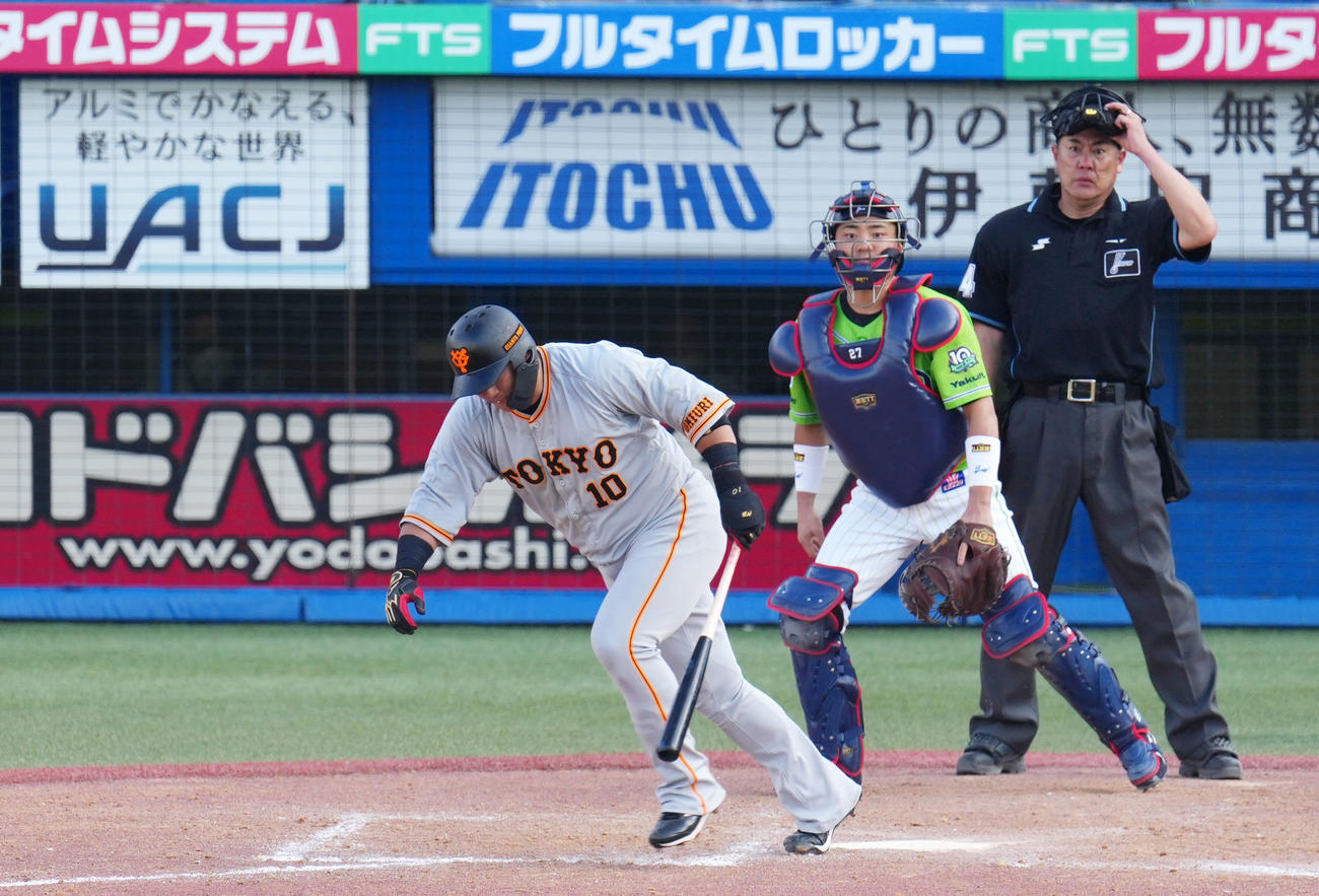 9回表巨人2死二塁、中飛に倒れ最後の打者となった中田翔（撮影・横山健太）