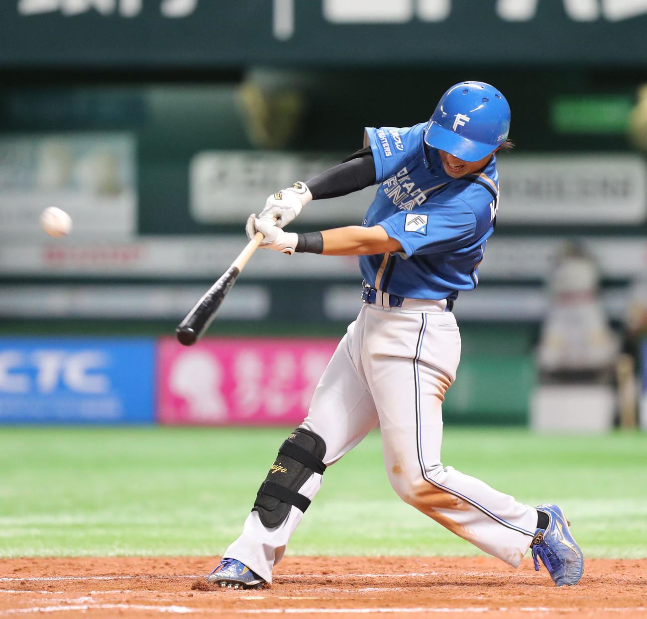 ソフトバンク対日本ハム　8回表日本ハム無死、上川畑は同点の右越え本塁打を放つ（撮影・屋方直哉）