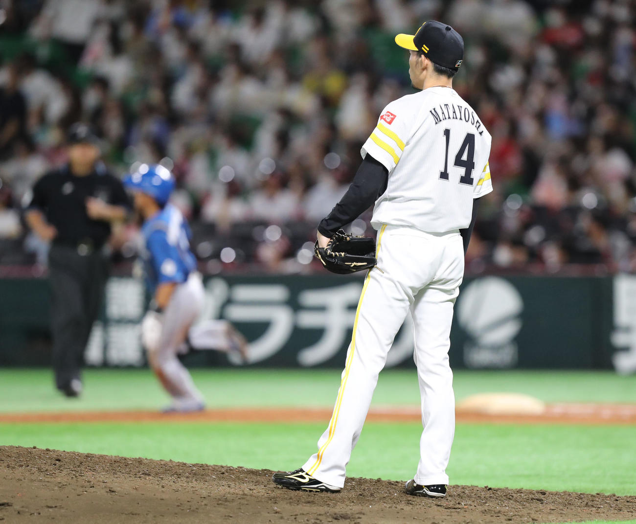 ソフトバンク対日本ハム　8回表日本ハム無死、又吉は上川畑に同点の右越え本塁打を浴びる（撮影・屋方直哉）