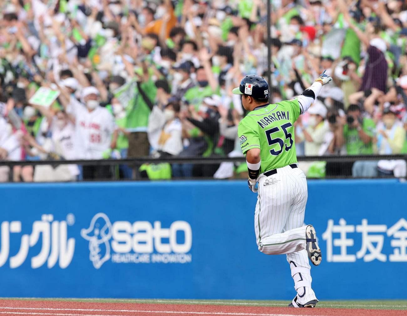 ヤクルト対巨人　8回裏ヤクルト1死一、三塁、村上は中越え3点本塁打を放ちポーズを決める（撮影・鈴木正人）