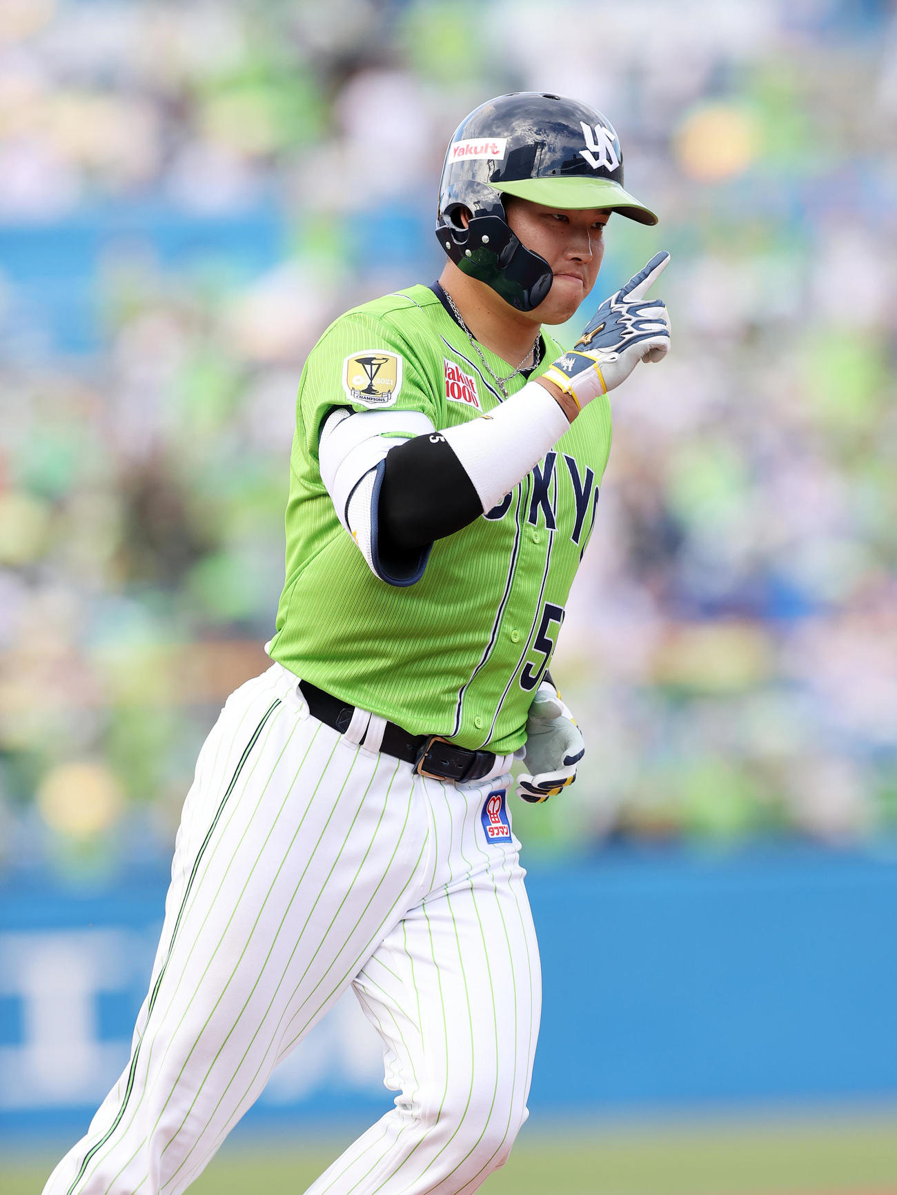 ヤクルト対巨人　8回裏ヤクルト1死一、三塁、村上は中越え3点本塁打を放ちポーズを決める（撮影・鈴木正人）