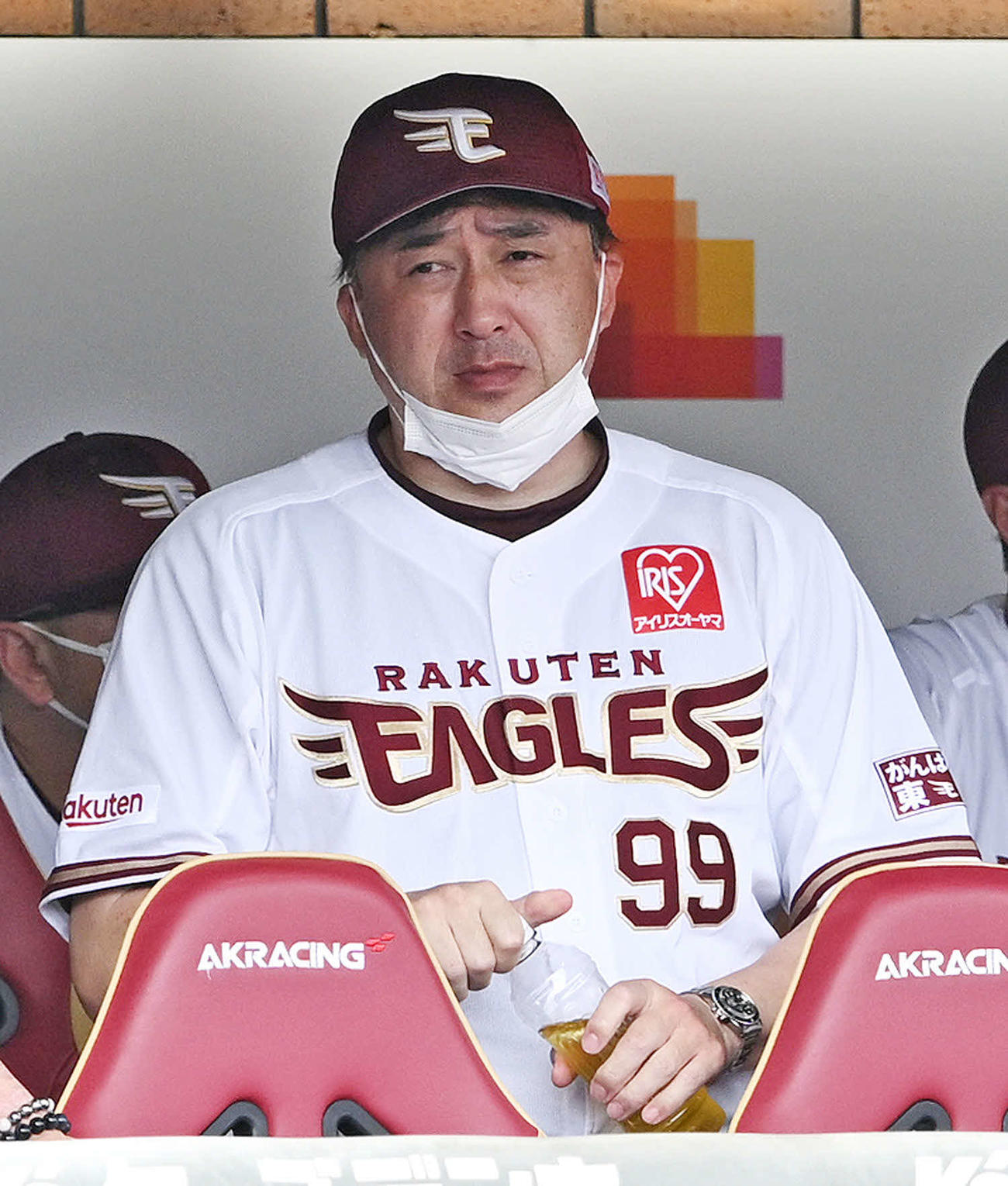 楽天対西武　ベンチで厳しい表情の石井GM兼監督（撮影・滝沢徹郎）
