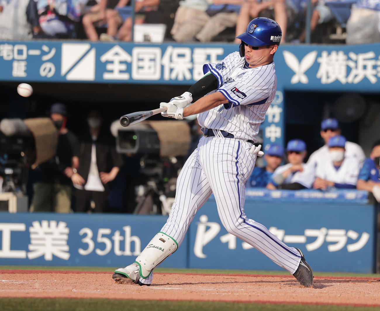 DeNA対広島　9回裏DeNA2死一塁、右適時二塁打を放つ佐野（撮影・野上伸悟）